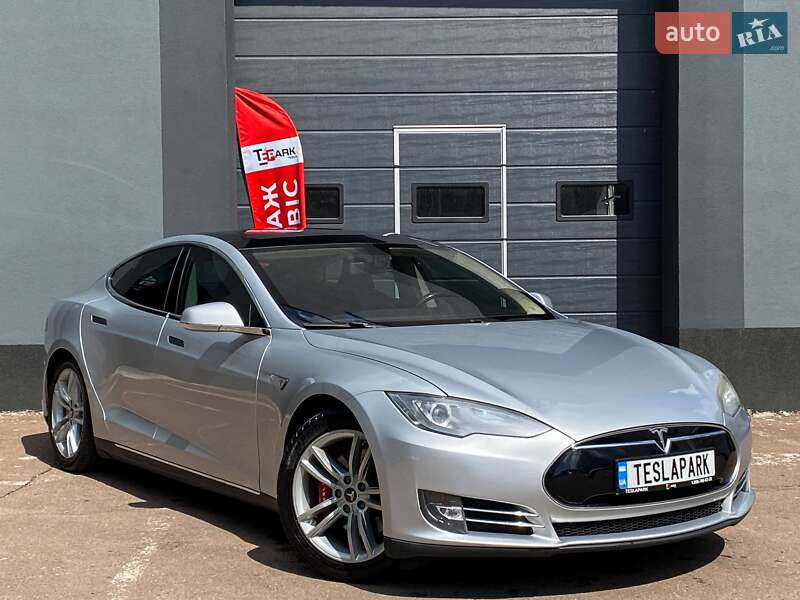 Лифтбек Tesla Model S 2013 в 