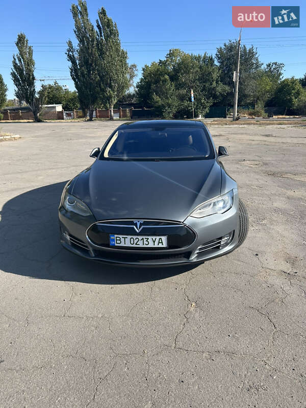 Лифтбек Tesla Model S 2013 в 