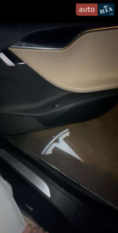 Лифтбек Tesla Model S 2015 в Львове