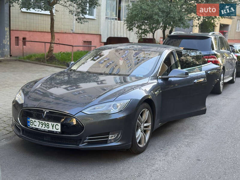 Лифтбек Tesla Model S 2015 в Львове