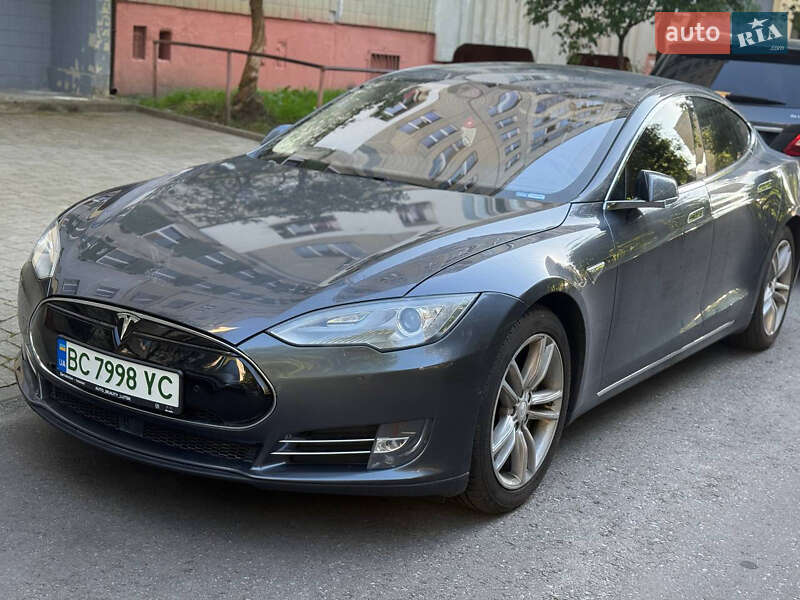 Лифтбек Tesla Model S 2015 в Львове
