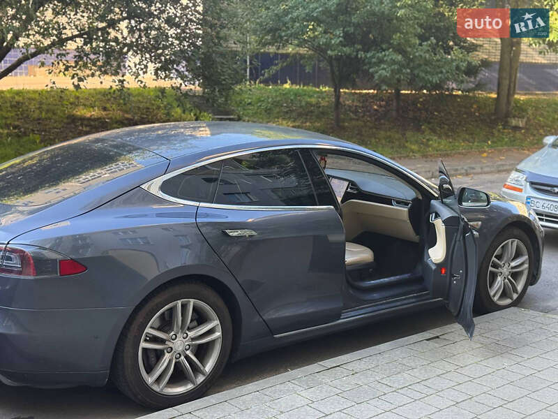 Лифтбек Tesla Model S 2015 в Львове