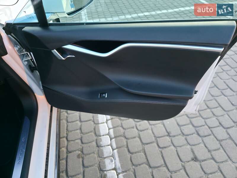 Ліфтбек Tesla Model S 2015 в Львові