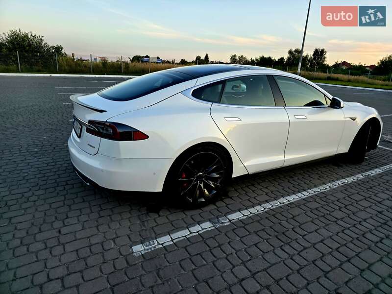 Ліфтбек Tesla Model S 2015 в Львові
