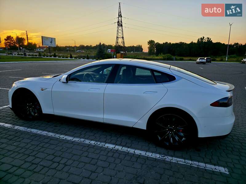 Ліфтбек Tesla Model S 2015 в Львові