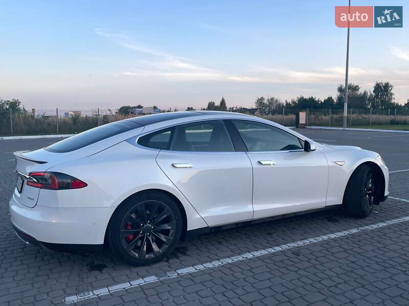 Ліфтбек Tesla Model S 2015 в Львові