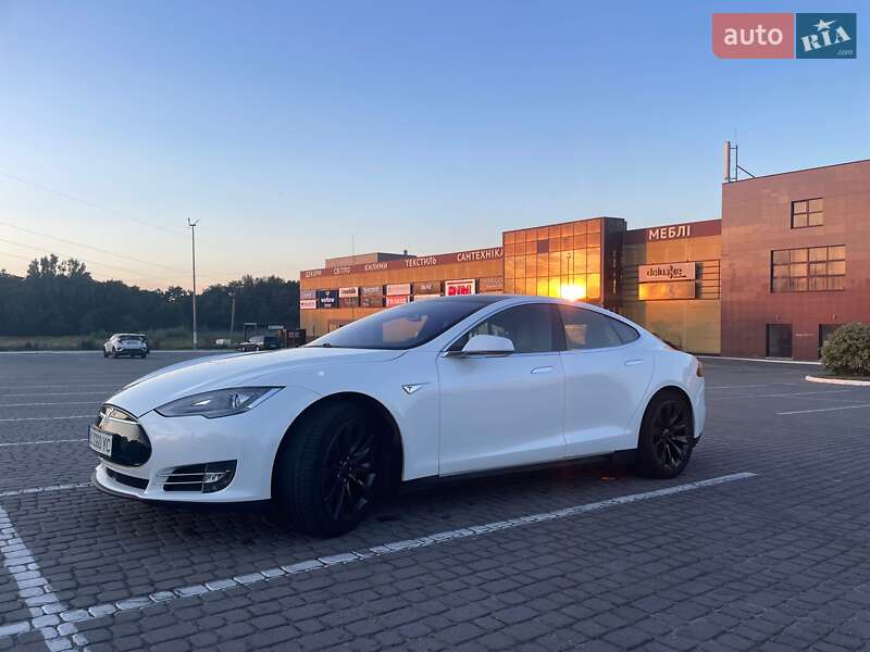 Ліфтбек Tesla Model S 2015 в Львові