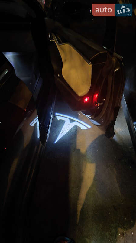 Лифтбек Tesla Model S 2015 в Львове