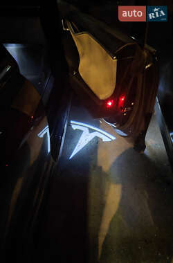 Лифтбек Tesla Model S 2015 в 