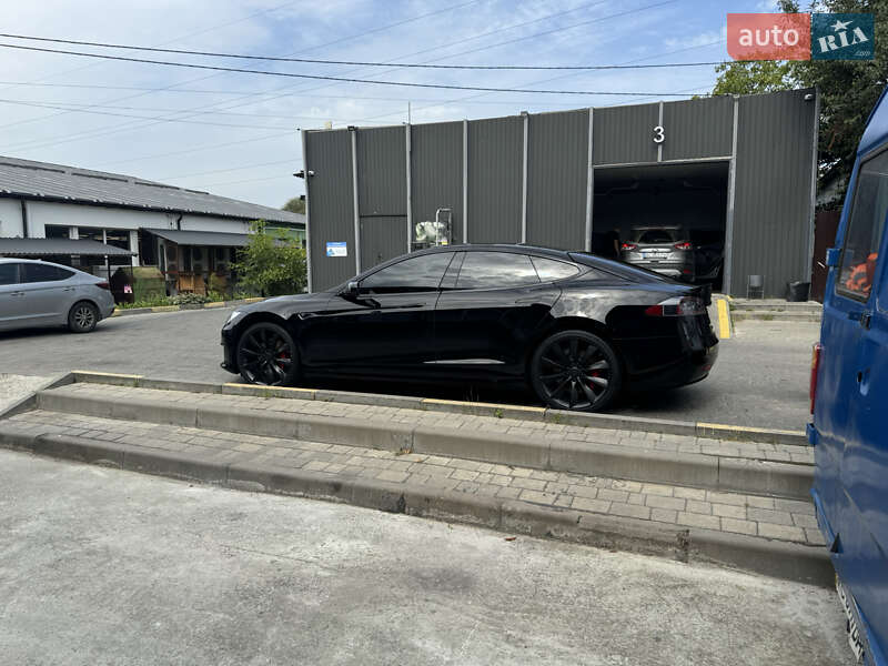 Ліфтбек Tesla Model S 2016 в Львові