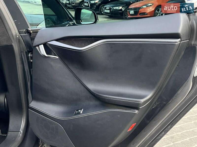 Лифтбек Tesla Model S 2019 в Львове