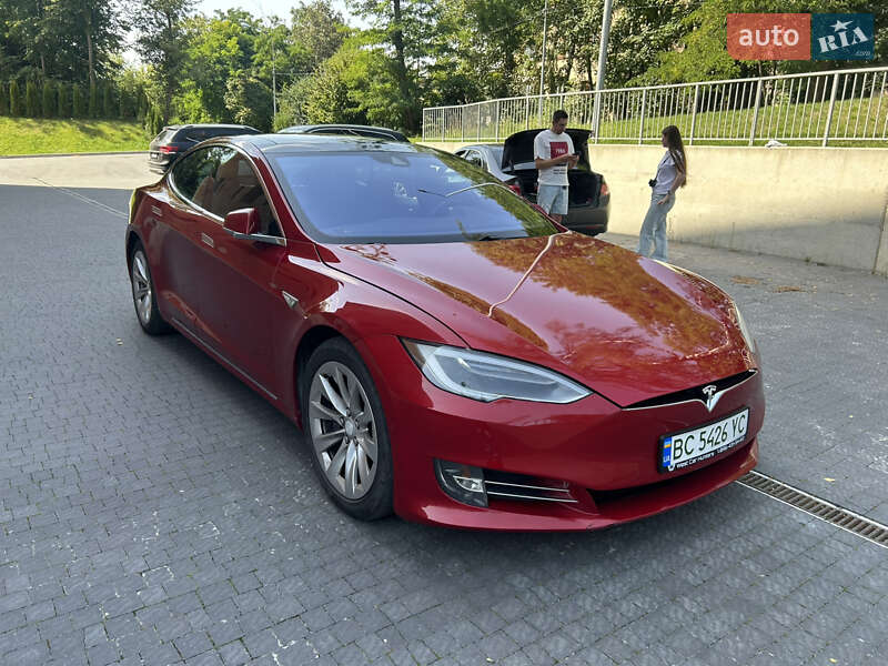 Лифтбек Tesla Model S 2016 в Львове