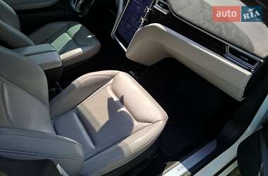 Лифтбек Tesla Model S 2015 в 