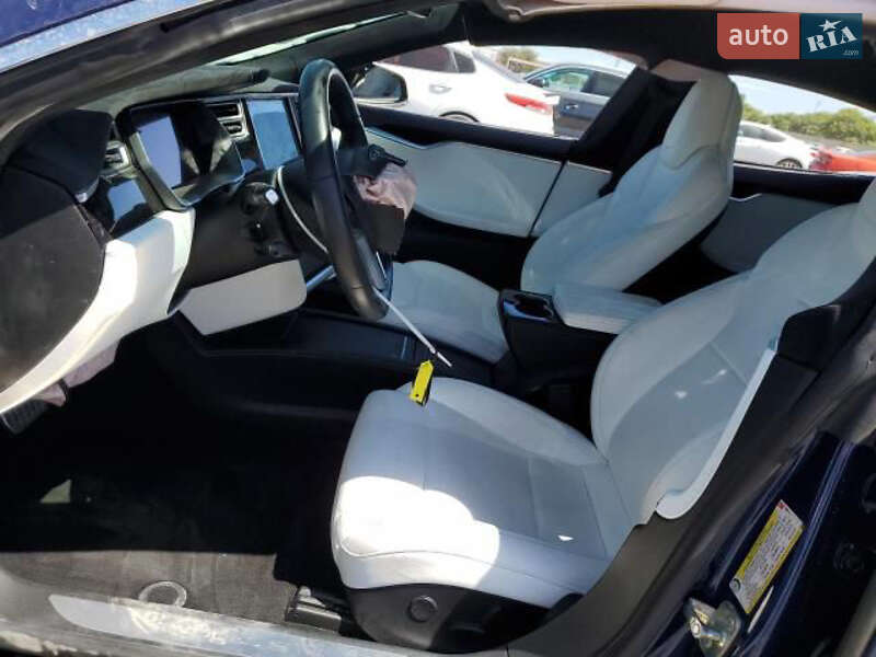 Лифтбек Tesla Model S 2017 в Львове