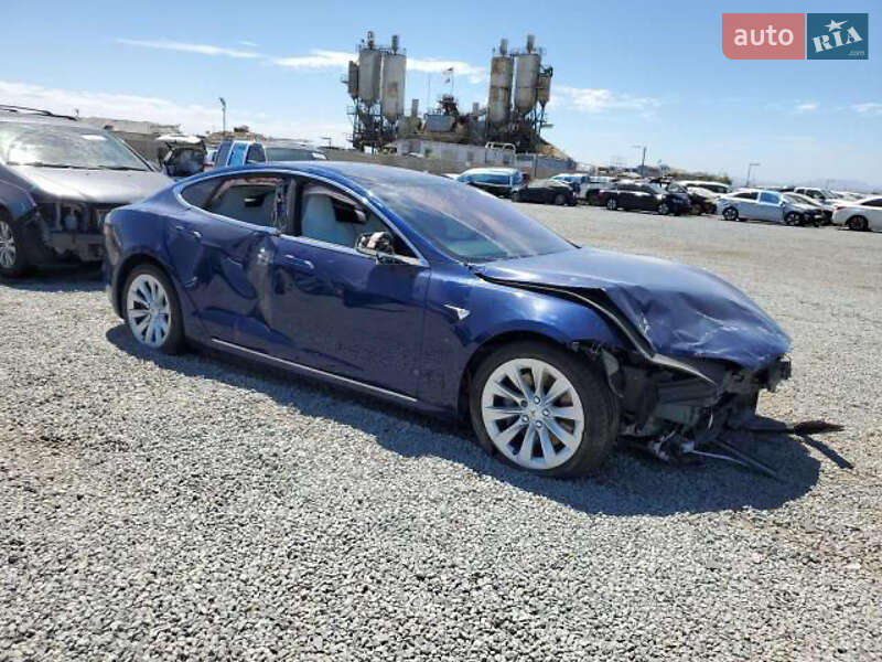Лифтбек Tesla Model S 2017 в Львове