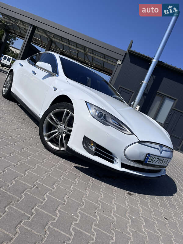 Лифтбек Tesla Model S 2014 в 