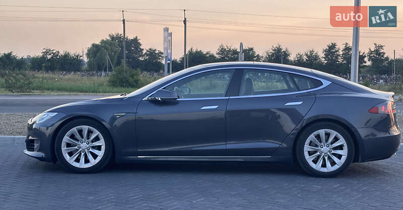 Лифтбек Tesla Model S 2016 в Львове