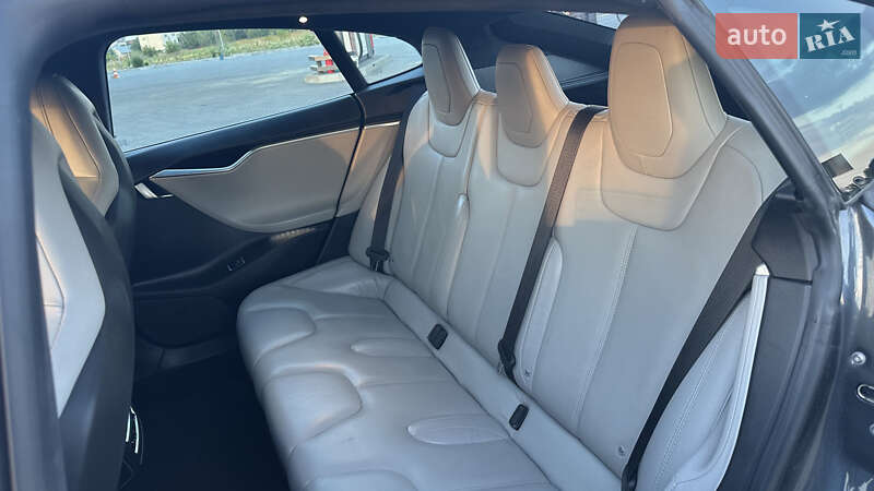 Лифтбек Tesla Model S 2016 в Львове