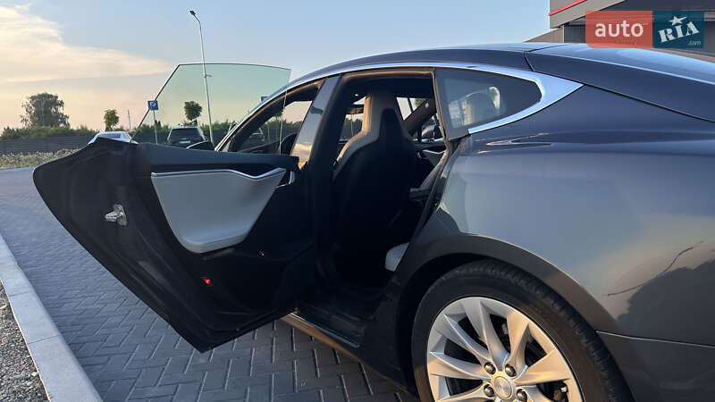 Лифтбек Tesla Model S 2016 в Львове