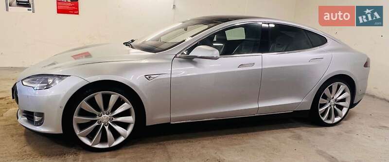 Ліфтбек Tesla Model S 2015 в Києві