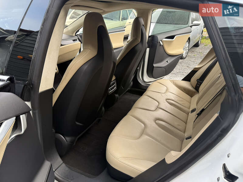 Лифтбек Tesla Model S 2013 в Львове