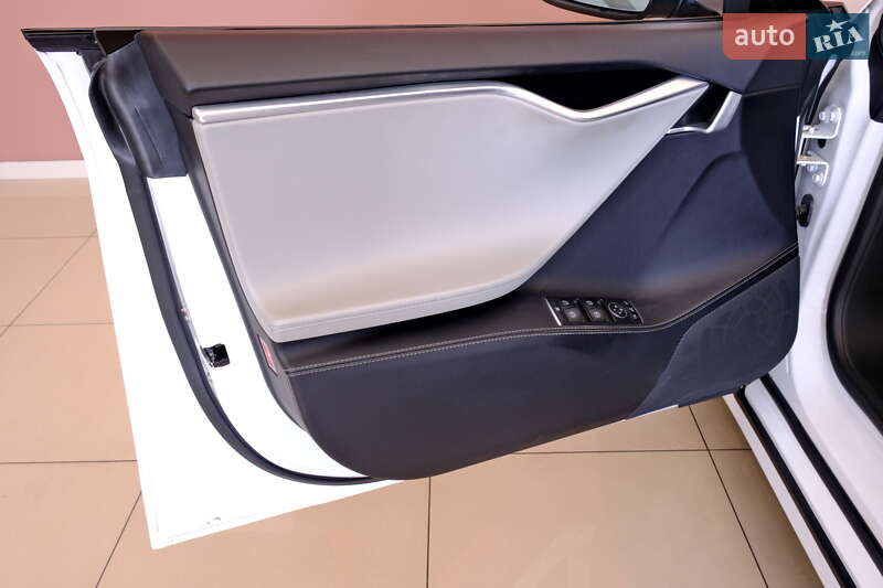 Ліфтбек Tesla Model S 2016 в Одесі