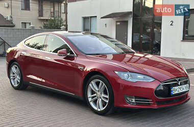 Лифтбек Tesla Model S 2015 в 