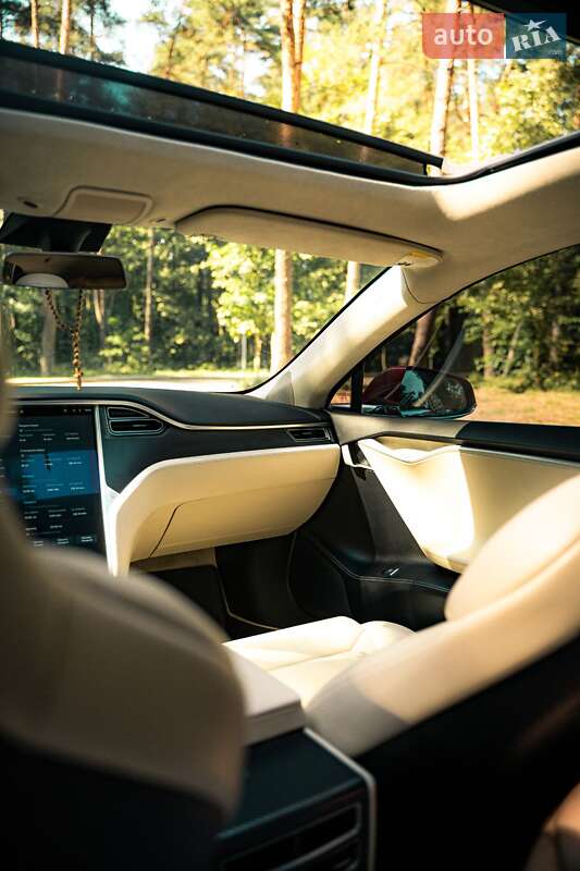 Лифтбек Tesla Model S 2017 в Львове