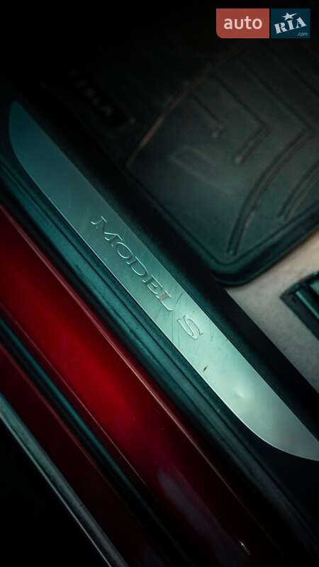 Лифтбек Tesla Model S 2017 в Львове