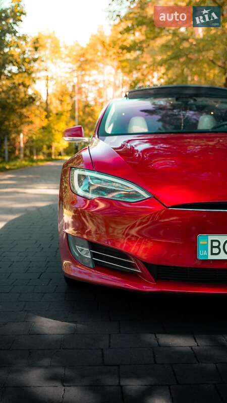 Ліфтбек Tesla Model S 2017 в Львові