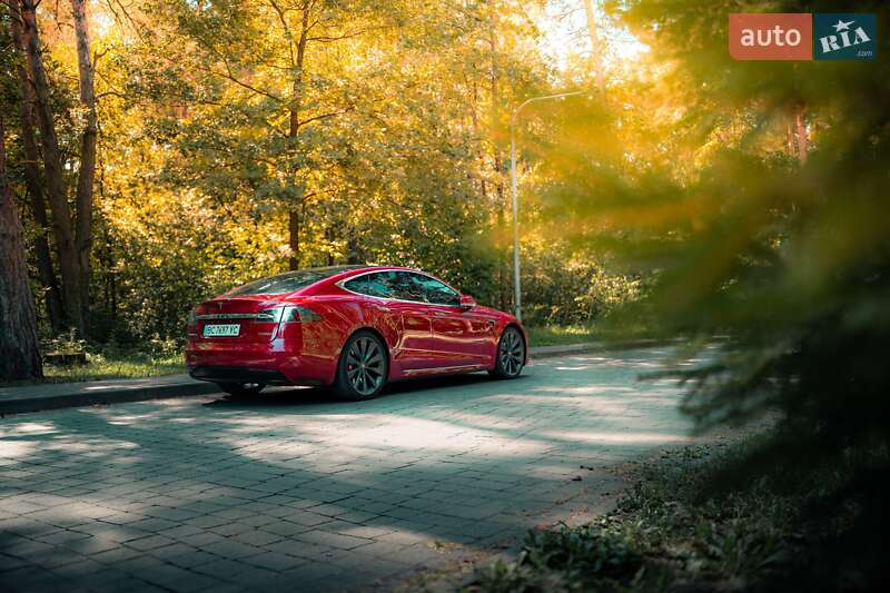 Лифтбек Tesla Model S 2017 в Львове