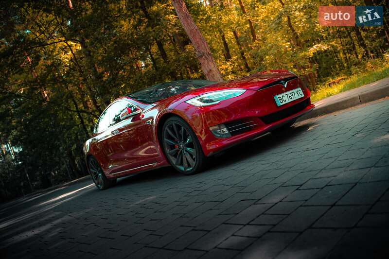 Лифтбек Tesla Model S 2017 в Львове