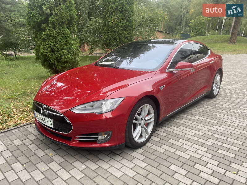 Лифтбек Tesla Model S 2016 в 