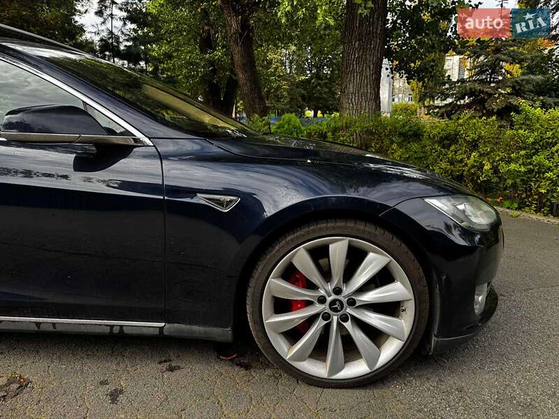 Лифтбек Tesla Model S 2015 в Киеве