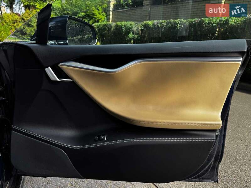 Лифтбек Tesla Model S 2015 в Киеве