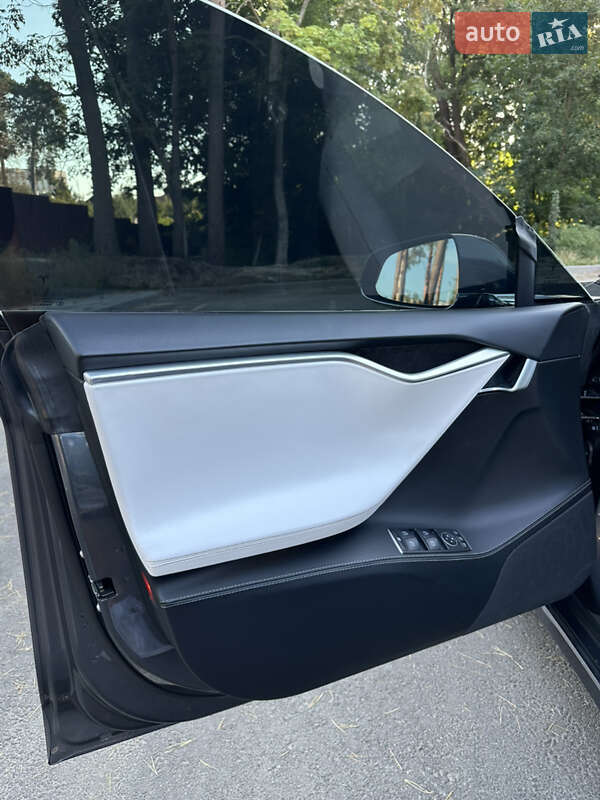 Лифтбек Tesla Model S 2018 в Житомире