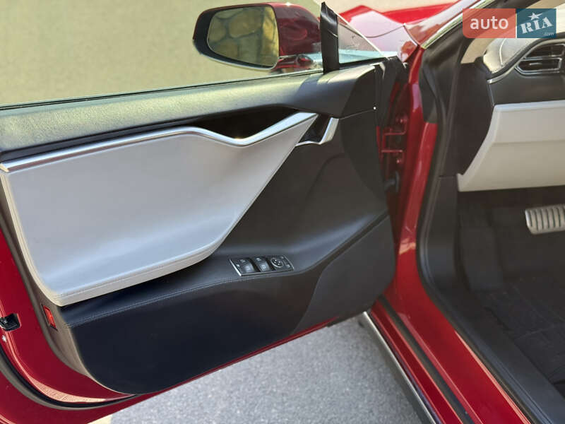 Ліфтбек Tesla Model S 2013 в Івано-Франківську