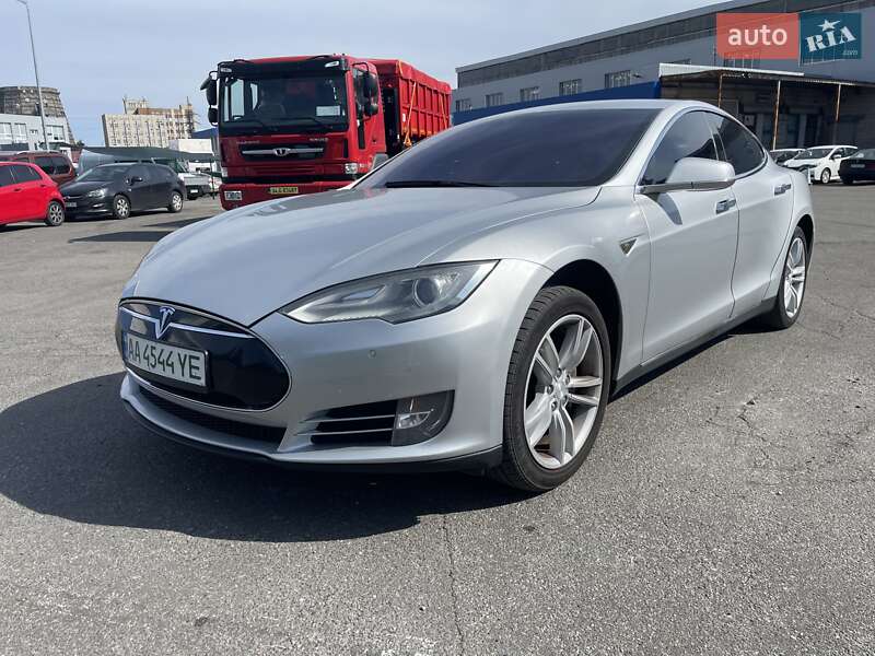 Ліфтбек Tesla Model S 2013 в 