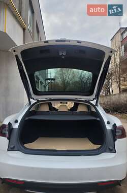 Лифтбек Tesla Model S 2015 в 