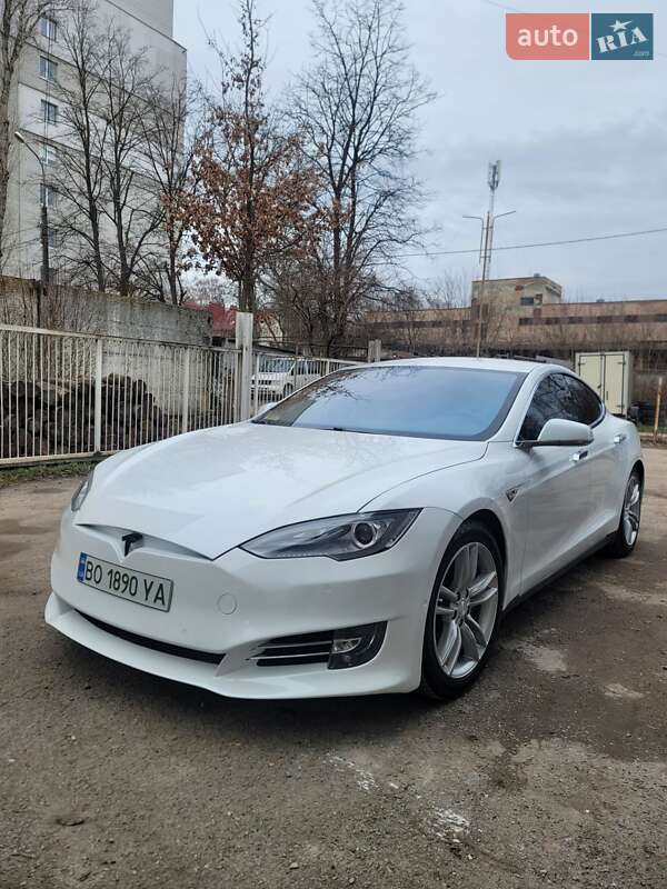 Tesla Model S 2015