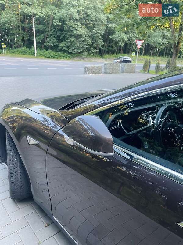 Лифтбек Tesla Model S 2013 в Киверцах
