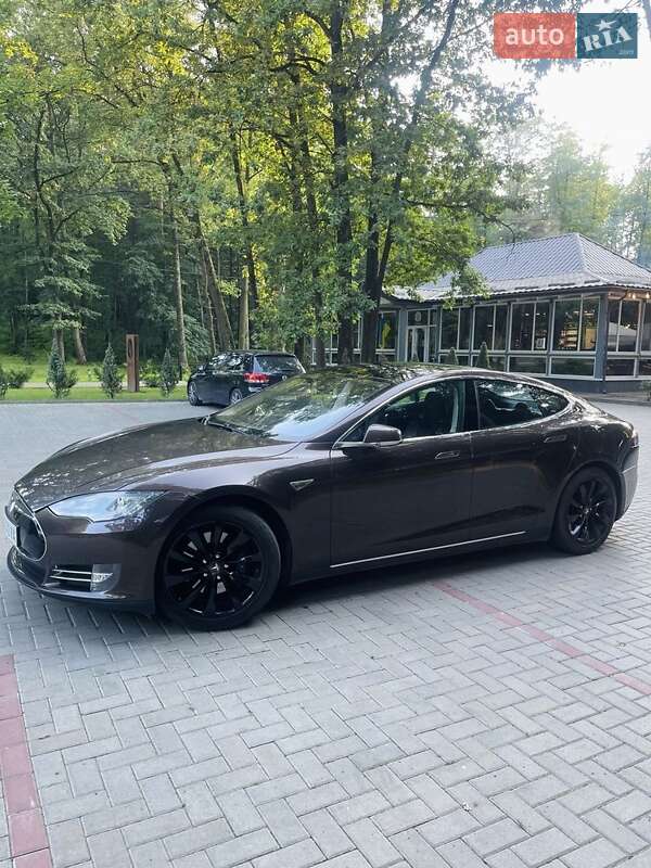 Лифтбек Tesla Model S 2013 в Киверцах