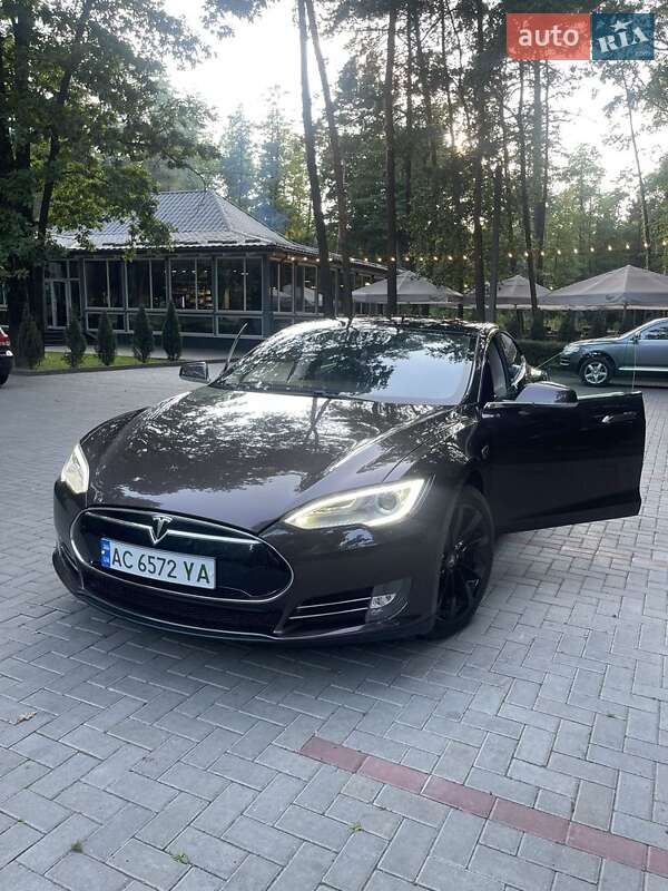 Лифтбек Tesla Model S 2013 в Киверцах