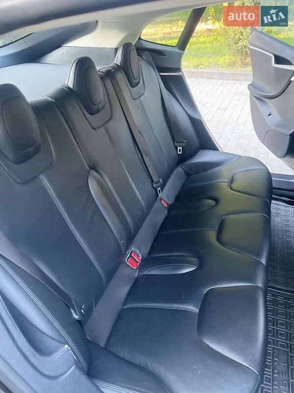 Лифтбек Tesla Model S 2013 в Киверцах