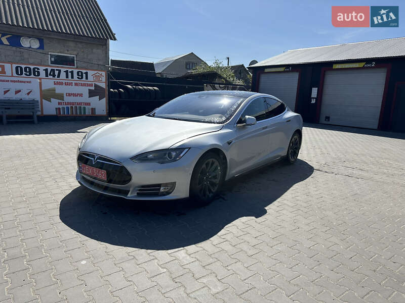 Ліфтбек Tesla Model S 2016 в Володимирі