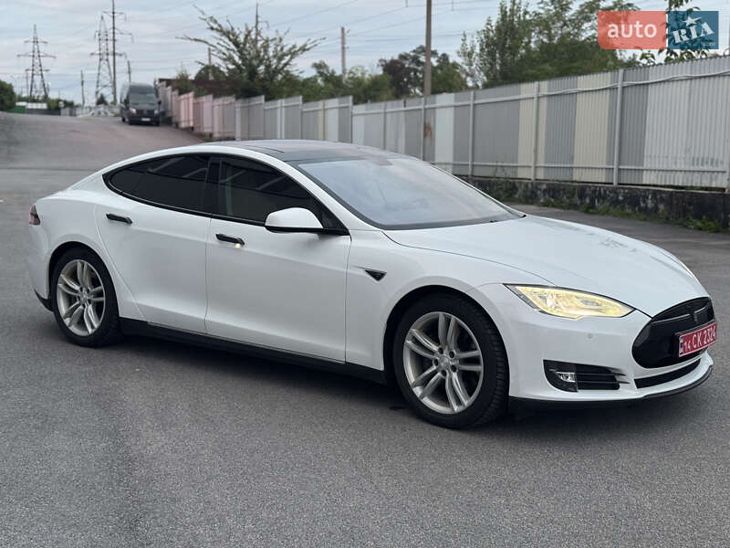 Лифтбек Tesla Model S 2014 в Виннице
