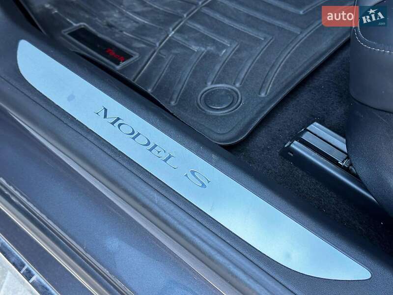 Ліфтбек Tesla Model S 2018 в Львові