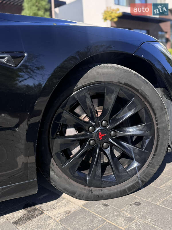 Лифтбек Tesla Model S 2016 в Ужгороде