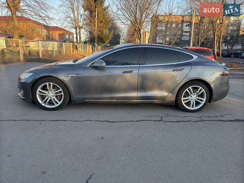 Лифтбек Tesla Model S 2014 в Львове