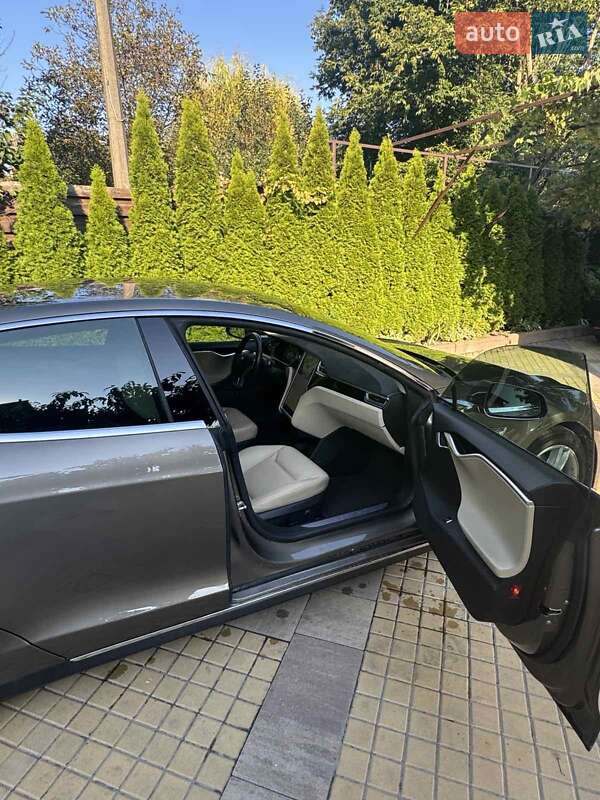 Ліфтбек Tesla Model S 2015 в Києві